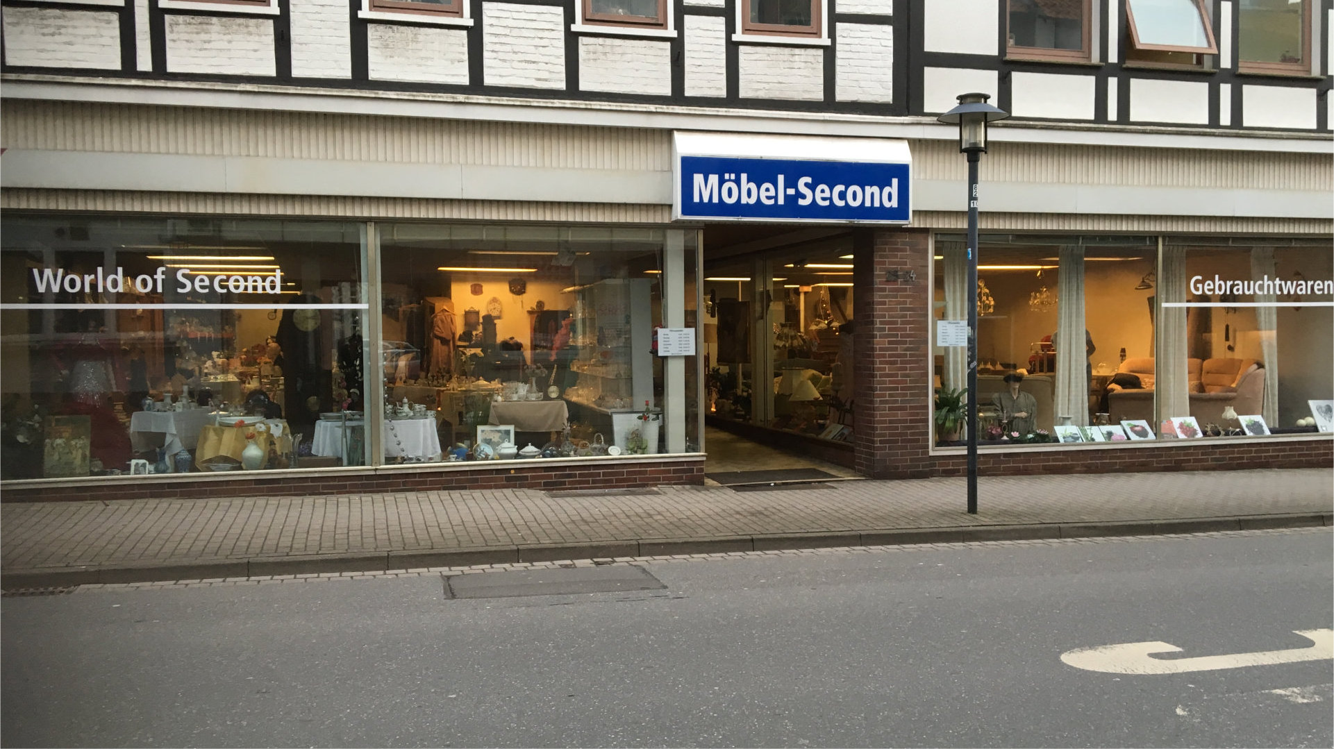 Eingang unseres Second Hand-Kaufhauses in Stadthagen mit großem Schaufenster.