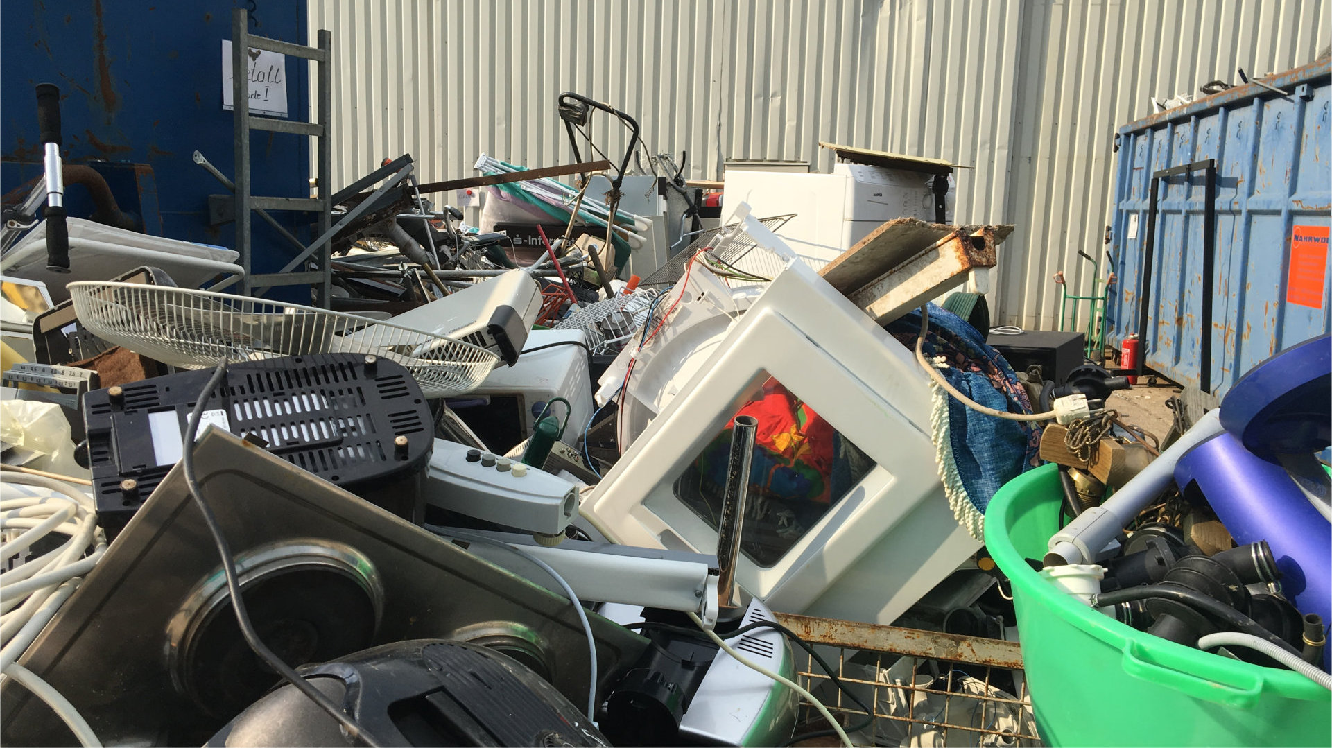 Auf einem Recyclinghof liegen Elektroschott und Altmetall herum.